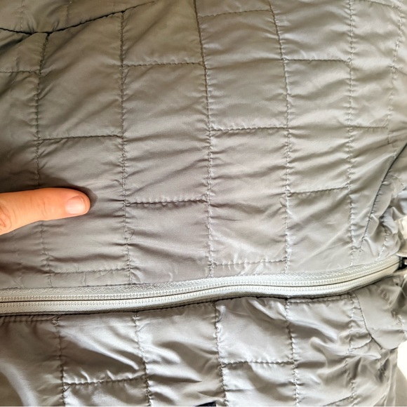 Patagonia Women's Light Silver Quilted Puffer Jacket - Picture 5 of 11